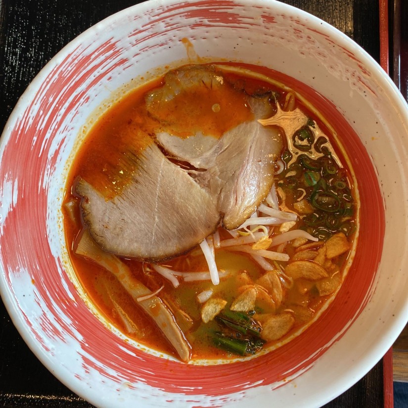 うまっ辛ラーメン 唇をやられて汁落とし、故に旨味を感じれず…無念