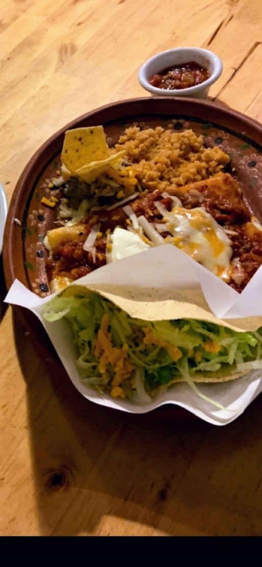 タコス（ビーフ又はチキン）＆2チーズエンチラーダス