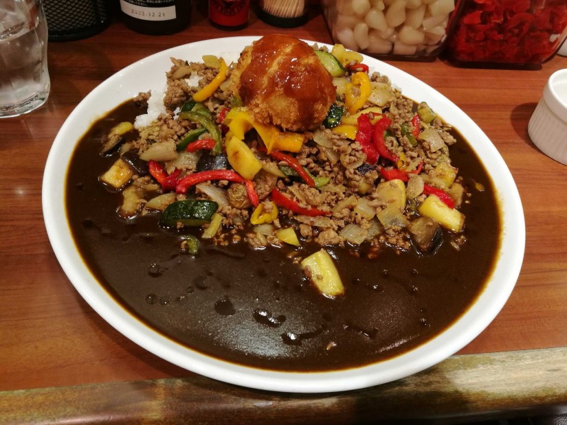 野菜と挽肉カレー黒+たまごカツ 1辛