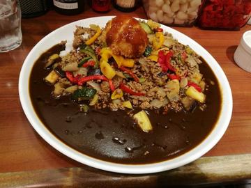 野菜と挽肉カレー黒+たまごカツ 1辛