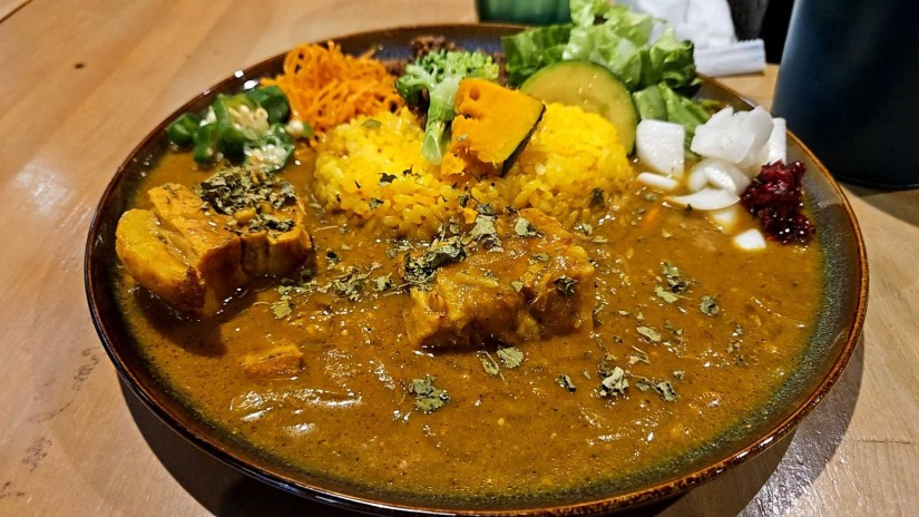 2種あいがけ(キーマ、ブタカク) 辛さは選べません。