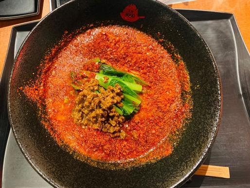 坦々麺 ➕¥100唐辛子 他の坦々麺の上に黄色の辛さオプションありだと4🌶️でした。こちらの坦々麺は特に🌶️表記なし。初めて食。唐辛子追加でお願いしたもの。ただ上に大量の唐辛子が乗せてある感じだったので、乾燥した唐辛子が喉に張り付いた時はむせたが、スープに溶けたらマイルドで美味しくいただけました!