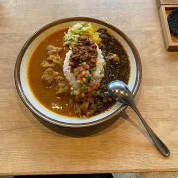 3種あいがけカレー(クリーミーポークカレー、チキンキーマカレー、牛窓産一番海苔のカレー、副菜4種)