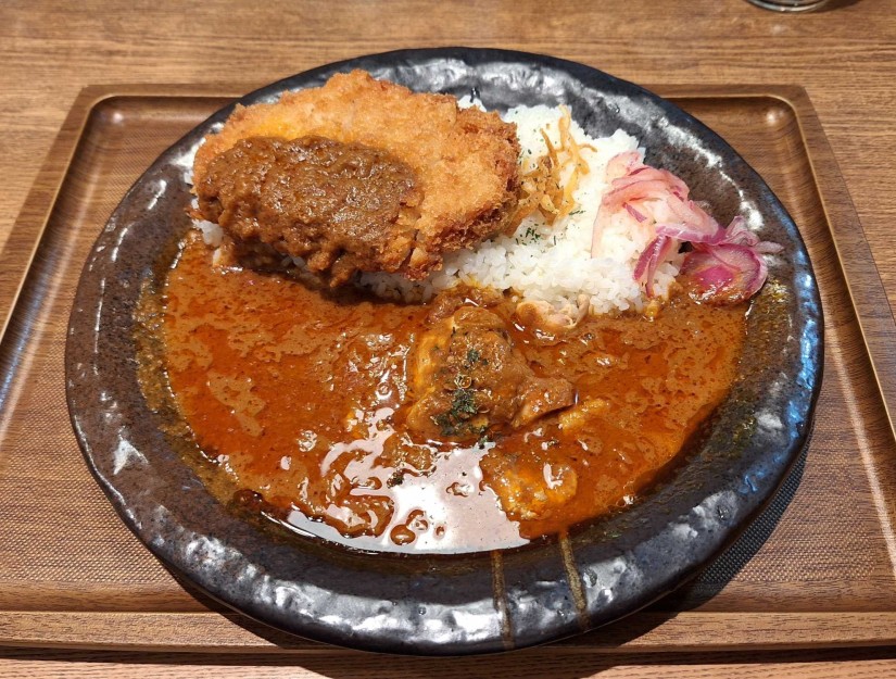 スパイシーチキンカレー チキンカツのせ Very Hot