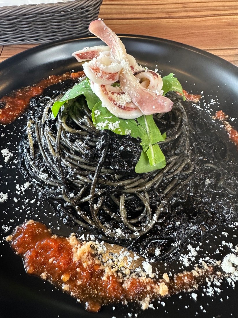 イカスミのトマトソース 少し辛めです