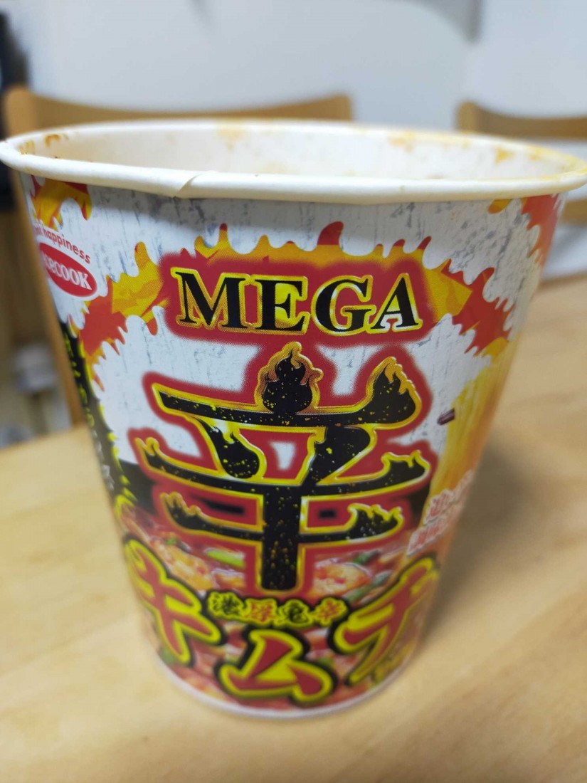 MEGA辛 濃厚鬼辛キムチラーメン 豚骨醤油味