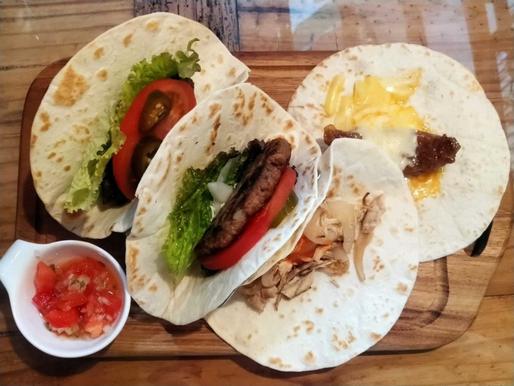 ＴＡＣＯＳ（3種類、4枚セットのタコスランチ） スパイシーソースをお好みでかける