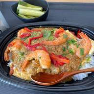 殻ごと食べられる海老と卵のタイ風カレー炒めのせご飯