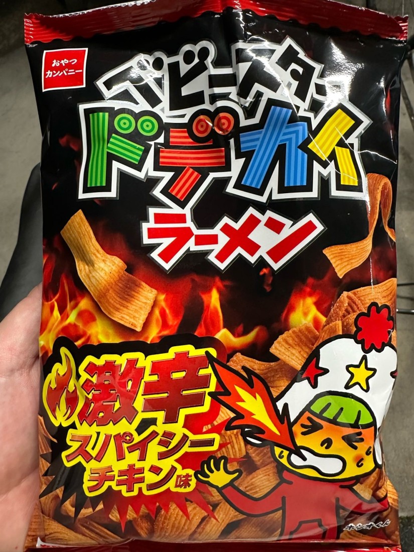 ベビースター　ドデカイラーメン 激辛スパイシーチキン