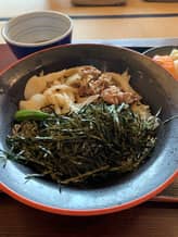 イベリコ豚のピリ辛冷やし二八そばと寿司三貫