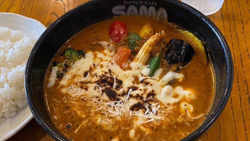 彩り野菜と粗びきウインナーの焦がしチーズカレー・ココナッツスープ ８番