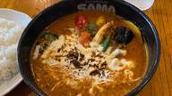 彩り野菜と粗びきウインナーの焦がしチーズカレー・ココナッツスープ ８番