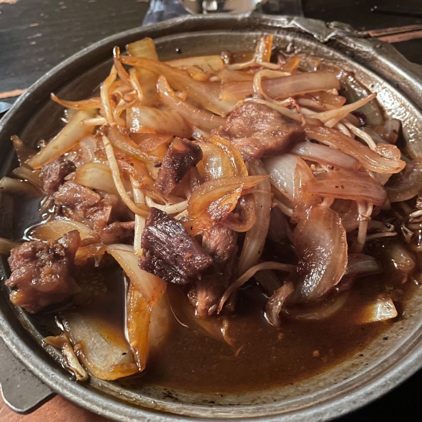 牛すじと玉ねぎのピリ辛炒め