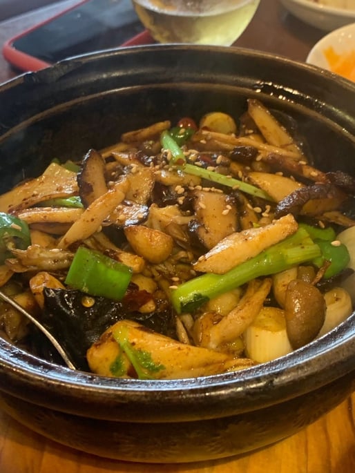 四種キノコとニンニクの特製スパイシー 干鍋醤香り炒め 🌶️🌶️