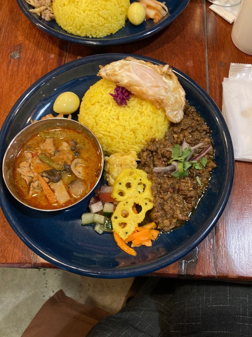 2種盛りプレート  ゲーン・パー、ラムキーマカレー +揚げ目玉焼き 大辛（ゲーン・パー）