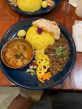 2種盛りプレート  ゲーン・パー、ラムキーマカレー +揚げ目玉焼き 大辛（ゲーン・パー）