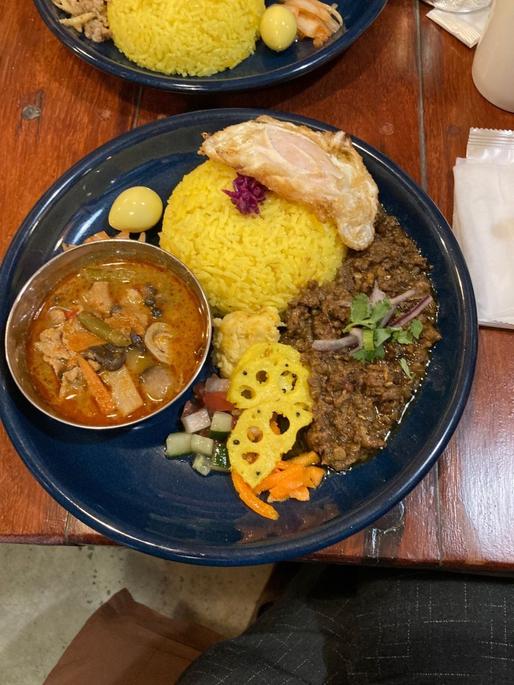 2種盛りプレート  ゲーン・パー、ラムキーマカレー +揚げ目玉焼き 大辛（ゲーン・パー）