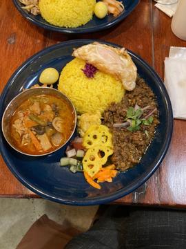 2種盛りプレート ゲーン・パー、ラムキーマカレー +揚げ目玉焼き 大辛(ゲーン・パー)