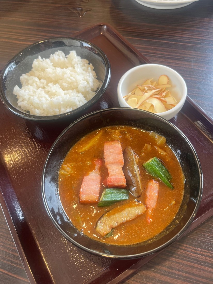 厚切りベーコンとスモークチーズのスープカレー 8辛