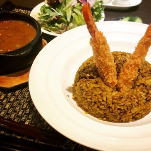 エビフライとドライピラフ、クリームカレー添え