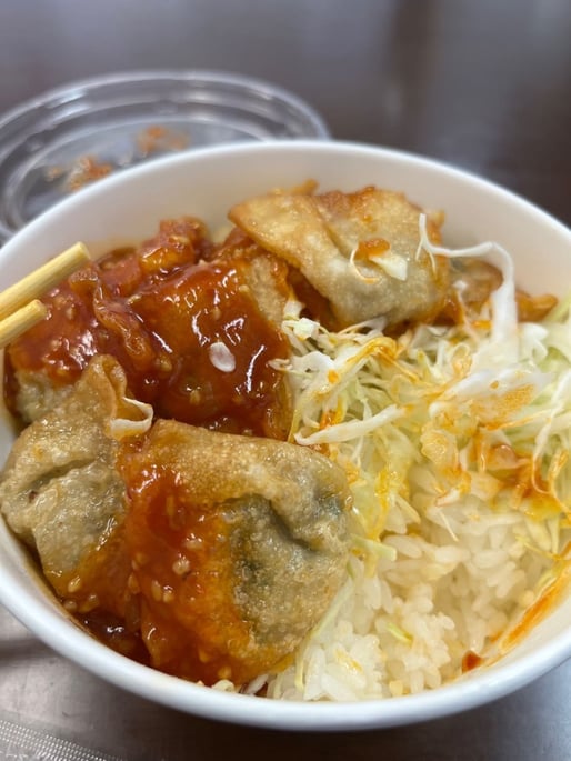 ピリ辛ガーリックソースの揚げ餃子丼