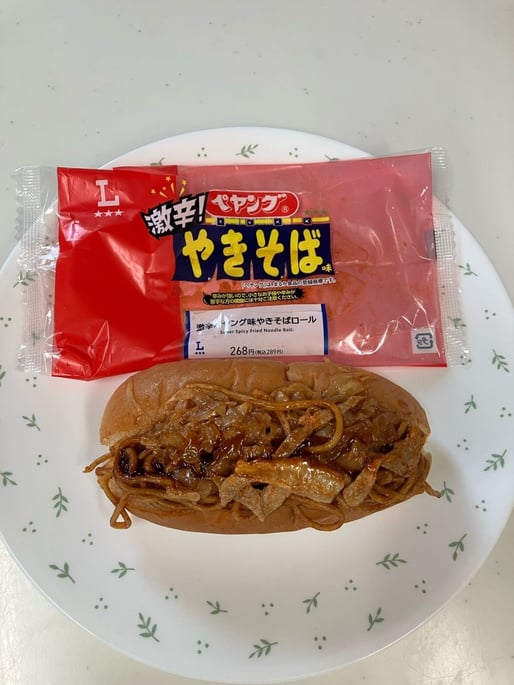 激辛ペヤング味やきそばロール