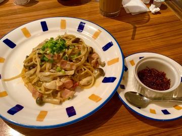 まいたけのカルボナーラ風ピリ辛パスタ(味ラー油添え)