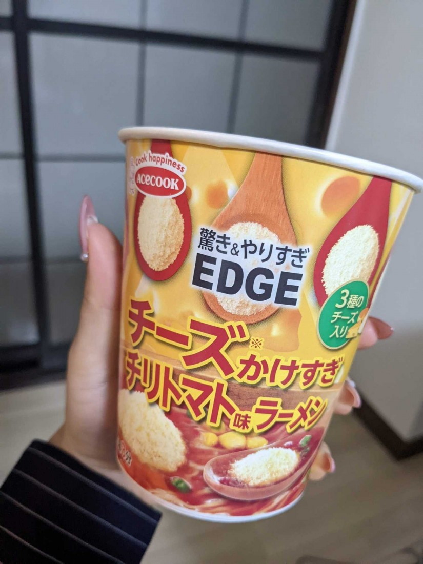 驚き&やりすぎEDGE チーズかけすぎチリトマト味ラーメン
