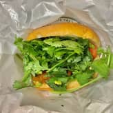 パクチーチキンバーガーグリーンカレー　パクチー3倍