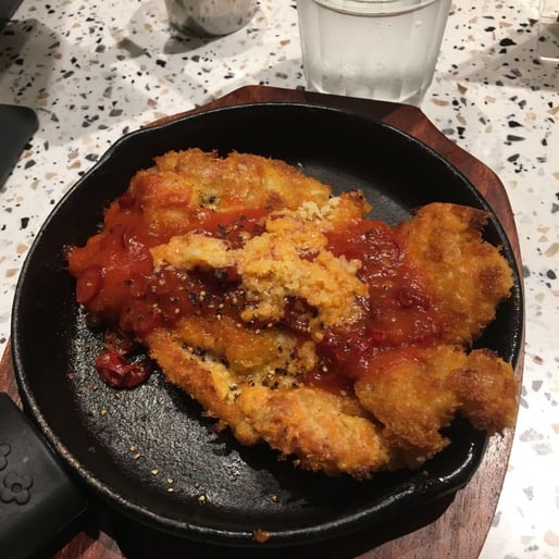 一枚チキンのパン粉焼き悪魔風 大辛ナポリソースがクセになる！