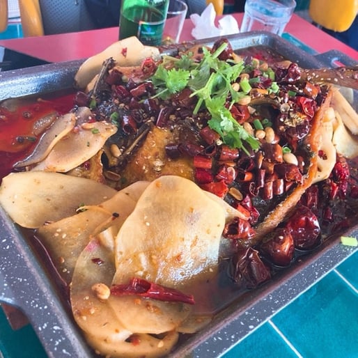 自家製黒豆豆腐のスパイシー風ナマズ焼き