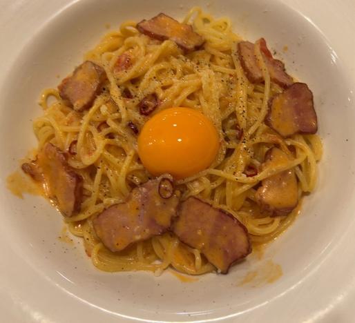 ヨード卵・光と吊るしベーコンのレッドカルボナーラ