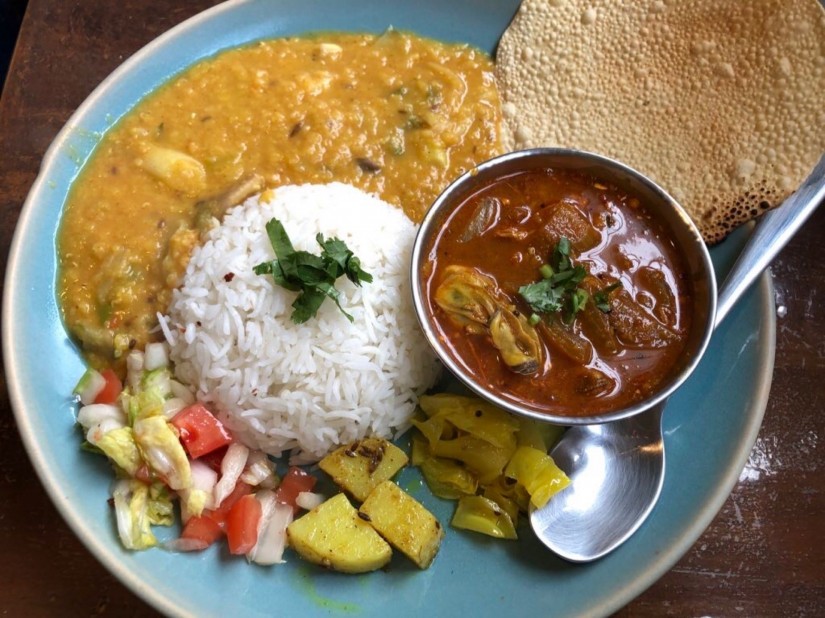 牡蠣カレー+豆とねぎのカレー 出来る限り辛く