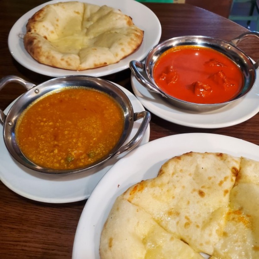 左キーマカレー 右奥バターチキンカレー　&チーズナンに変更150円