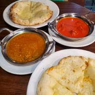 左キーマカレー 右奥バターチキンカレー　&チーズナンに変更150円