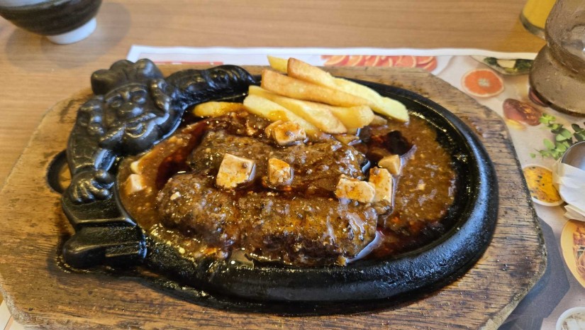 麻婆豆富ブートジョロキア激辛ラー油2段がけ 炭焼きがんこハンバーグ 3辛