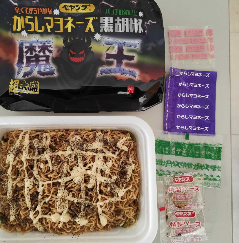 ペヤング 超大盛 からしマヨネーズ黒胡椒 魔王