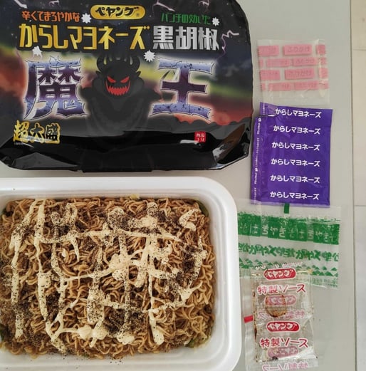 ペヤング 超大盛 からしマヨネーズ黒胡椒 魔王