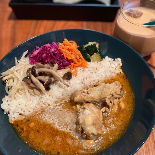 バターチキンカレー ライス小盛り 野菜盛りトッピング 辛増し