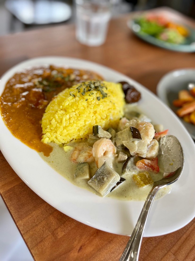 グリーンカレーとチキンカレーの2種盛り