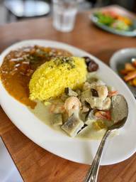 グリーンカレーとチキンカレーの2種盛り