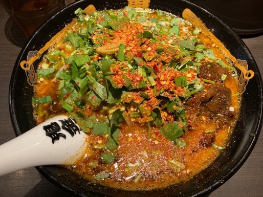 パクチーカラシビ味噌ラーメン（カラ鬼増し、シビ普通）