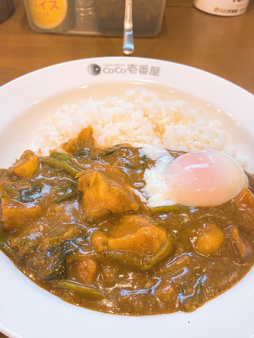 ポークカレーやさい、ほうれん草、温玉トッピング 5辛