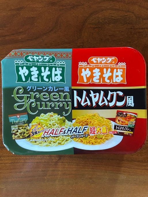 ペヤング 超大盛やきそば  グリーンカレー風&トムヤムクン風