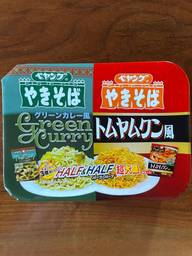 ペヤング 超大盛やきそば グリーンカレー風&トムヤムクン風