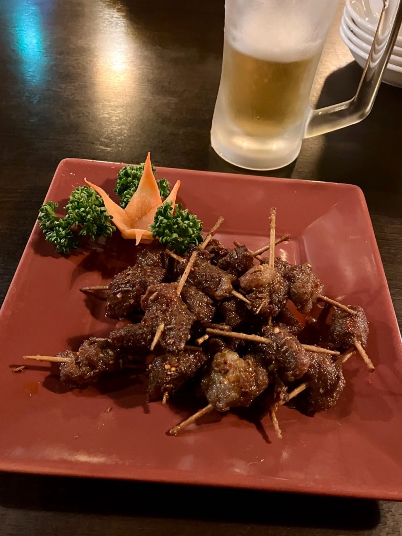 串刺しラム肉のスパイシー炒め