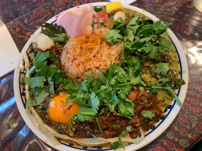 3種あいがけ、パクチートッピング。