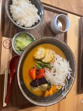 夏野菜と揚げ鶏の冷製カレーうどん