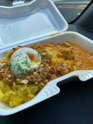 2種類のカレーのあいがけ