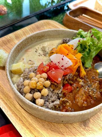 グリーンカレーとスパイスカレーのあいがけ